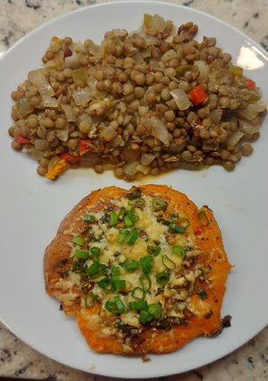 Una foto de Batatas aplastadas con lentejas al merkén