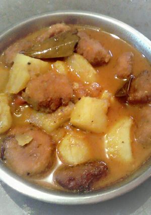 A picture of Raw banana  kofta curry.