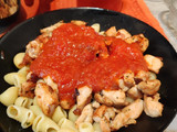 Macarrones con tomatico y pollo