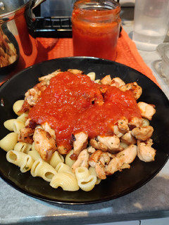 Una foto de Macarrones con tomatico y pollo