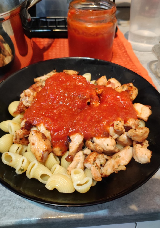 Una foto de Macarrones con tomatico y pollo