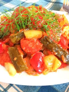 Kolbászos cukkinis lecsó 🌶️🥒🍅 recept fotója