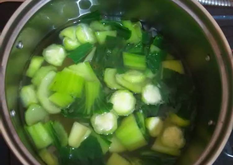 Bagaimana Membuat Sayur bening sawi sendok gambas/oyong, Enak