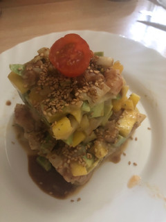 Una foto de 166. Tartar de salmón marinado con aguacate y mango (entrante tartar)