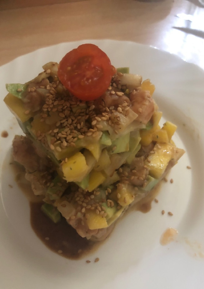 Una foto de 166. Tartar de salmón marinado con aguacate y mango (entrante tartar)