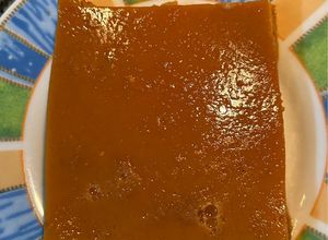 Una foto de Flan de dulce de leche con base de pionono y dulce de leche/ cream caramel