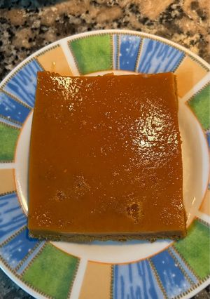 Una foto de Flan de dulce de leche con base de pionono y dulce de leche/ cream caramel
