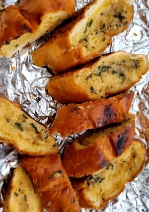 A picture of Roasted Garlic Butter with Basil.