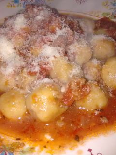 Una foto de Ñoquis integrales rellenos de queso light y bolognesa