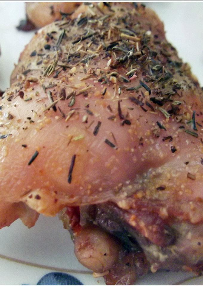 Una foto de Contramuslos de pollo y brochetas de pavo al horno
