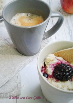 Une photo de Semoule au lait sur lit de fruits