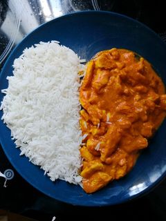 Una foto de Pollo al curry con Arroz