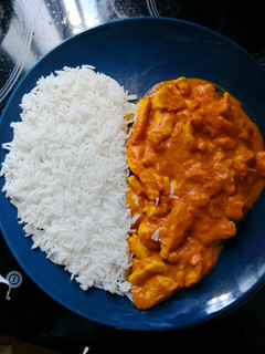 Una foto de Pollo al curry con Arroz