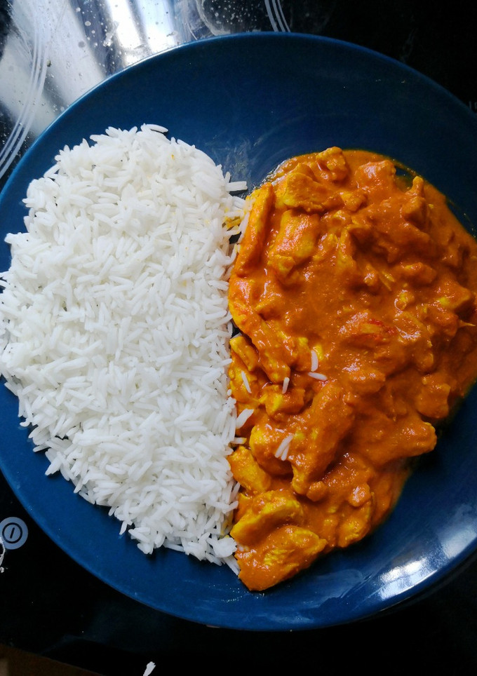 Una foto de Pollo al curry con Arroz
