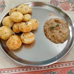A picture of Urad dal appae.