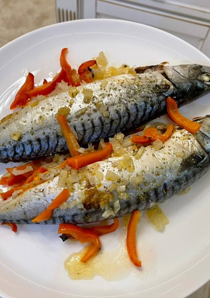 Скумбрія запечена з овочами