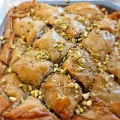 A picture of Christmas pudding baklava.