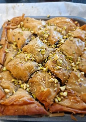 A picture of Christmas pudding baklava.