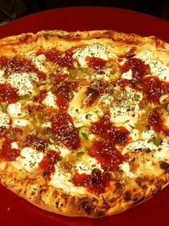 Una foto de Pizza de mermelada de pimiento rojo asado y 6 quesos