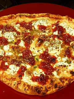 Una foto de Pizza de mermelada de pimiento rojo asado y 6 quesos