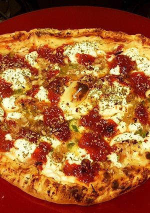 Una foto de Pizza de mermelada de pimiento rojo asado y 6 quesos