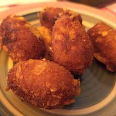 Una foto de Croquetas de sobrasada, miel y queso de cabra
