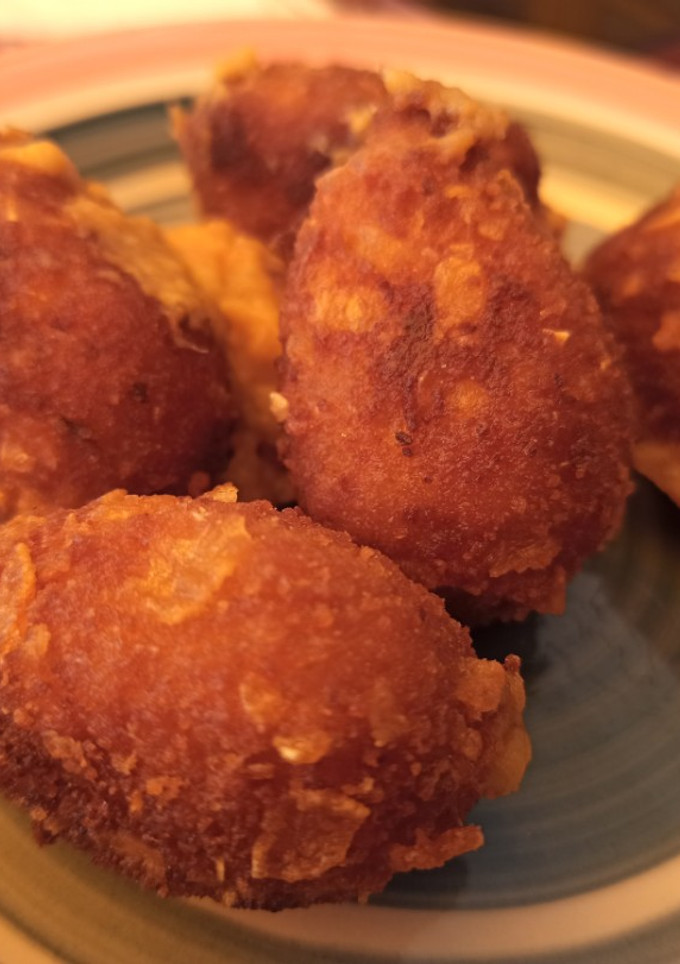 Una foto de Croquetas de sobrasada, miel y queso de cabra