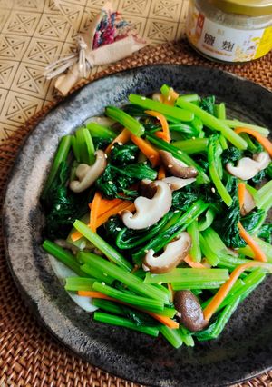 鹽麴拌鮮菇油菜 的食譜成品照片