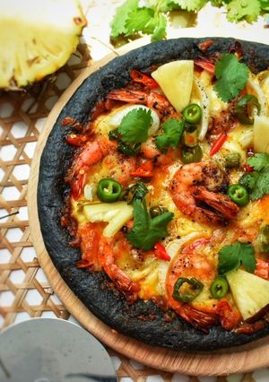 Foto resep Black PIZZA With Shrimp, Pineapple, and Serrano Peppers