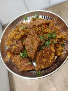 बेसन बर्फी की खसखस वाली सूखी सब्जी रेसिपी मुख्य फोटो