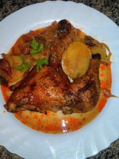 Una foto de Pollo al horno con patatas a lo pobre