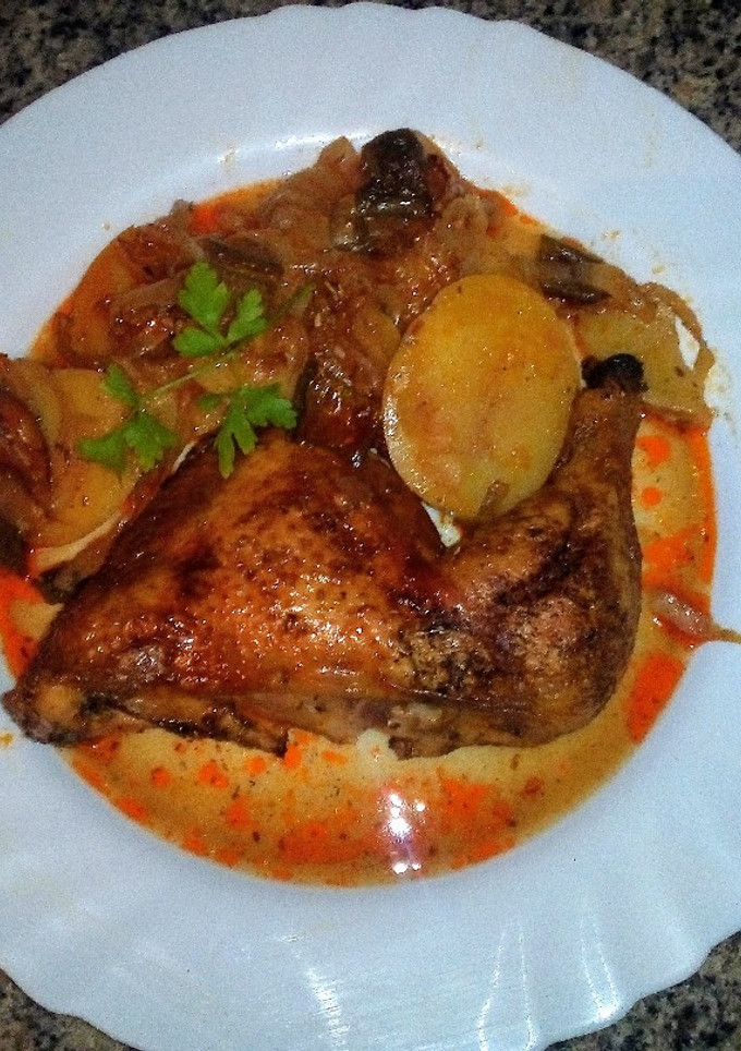 Una foto de Pollo al horno con patatas a lo pobre