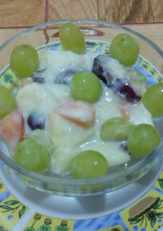 Una foto de Macedonia de fruta  natural al yogurt y salsa de miel...aprovechando las sobritas