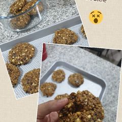 A picture of Chewy Dark Chocolate Chip Raisin Oatmeal with Cashew Nuts.