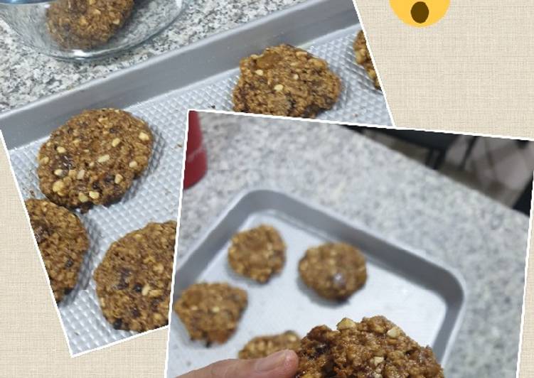 Recipe of Ultimate Chewy Dark Chocolate Chip Raisin Oatmeal with Cashew Nuts