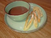 Una foto de churros con leche