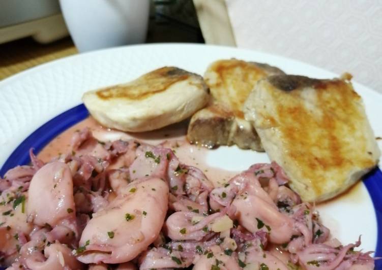 Solomillo de bonito con chipirones al ajillo