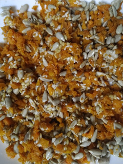 Фото Салат из моркови с семенами подсолнечника, кунжута и льна.