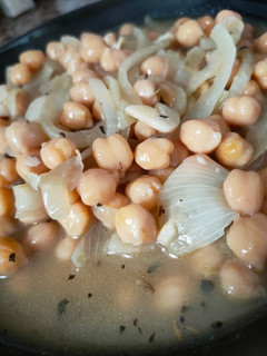 Una foto de Garbanzos con cebolla