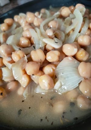 Una foto de Garbanzos con cebolla