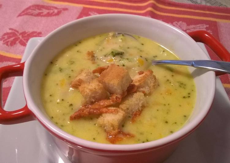 Brokkolis sajtleves házi crouton-nal