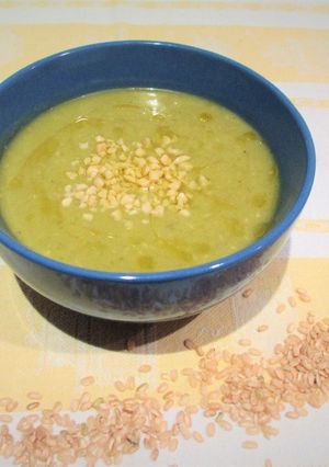 Una foto de Crema de arroz integral con col rizado - veggie