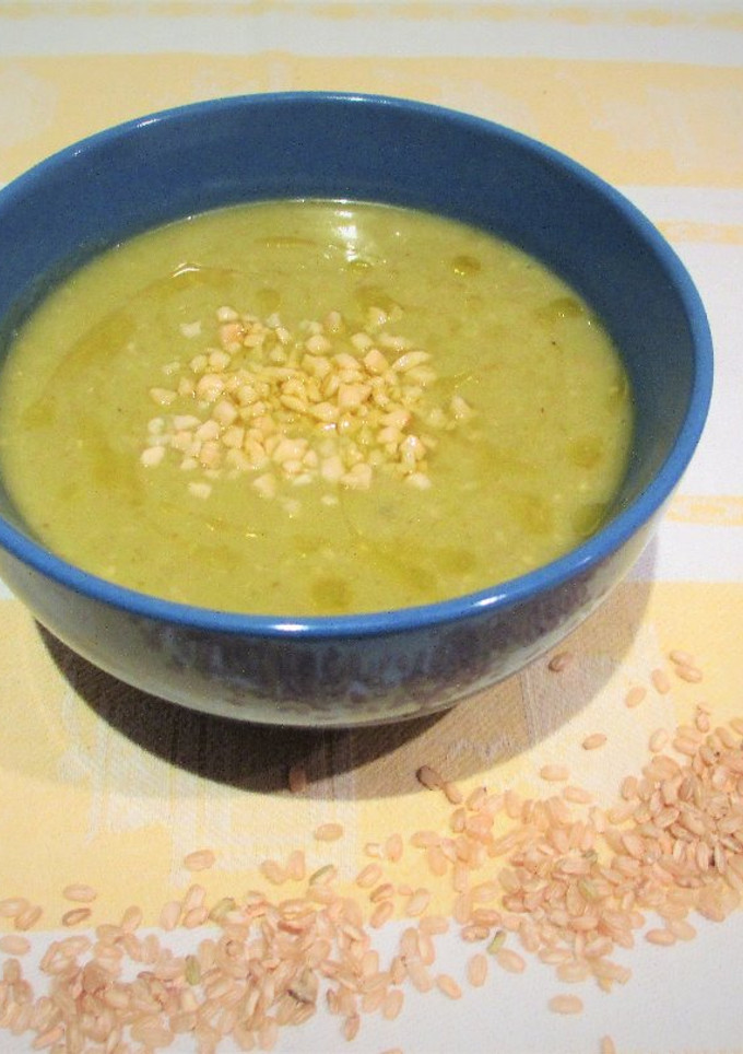 Una foto de Crema de arroz integral con col rizado - veggie