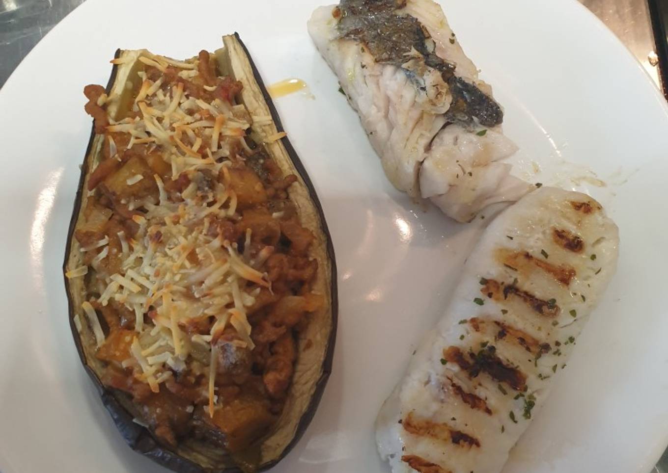 Berenjenas tex mex & merluza plancha