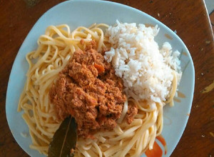 Una foto de Tallarines rojos con atún