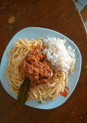 Una foto de Tallarines rojos con atún