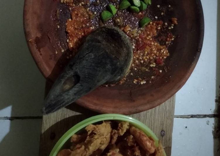 Bagaimana Menyiapkan Udang geprek lalapan pete, Lezat Sekali