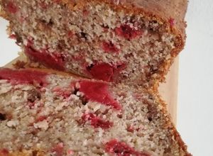 Una foto de Queque de plátano, frutilla y chocolate picado