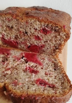 Una foto de Queque de plátano, frutilla y chocolate picado