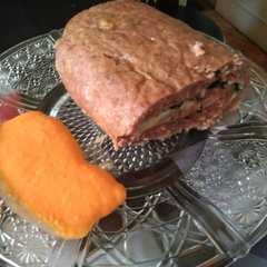 Una foto de Rollo de carne relleno y acompaña salsa de pimientos de piquillo